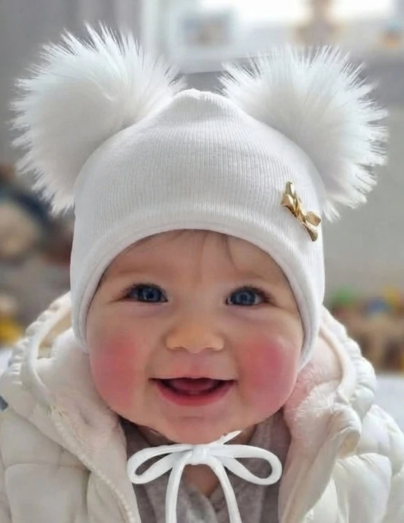 Czapka z pomponami (1).jpg